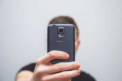I selfie pericolosi degli adolescenti