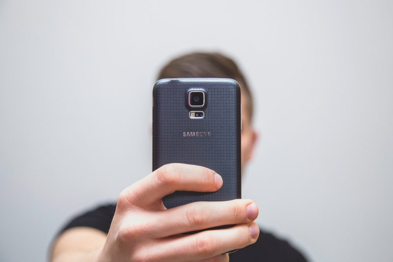 I selfie pericolosi degli adolescenti