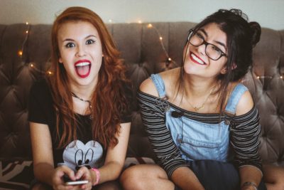 ragazze sul divano