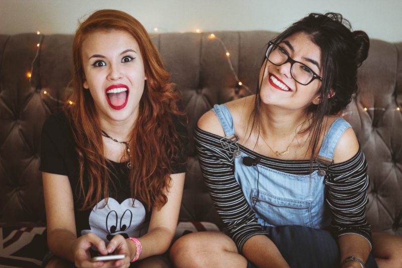 ragazze sul divano